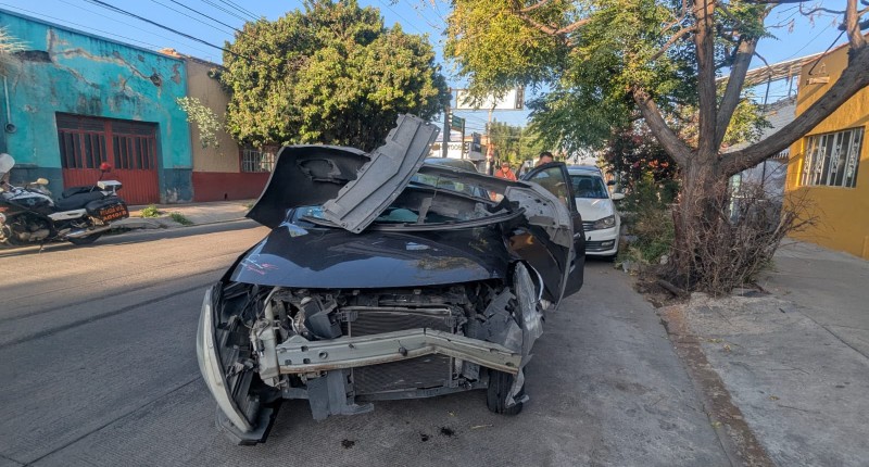 SEMAFORAZO EN GRAL. BARRAGÁN Y ENRIQUE ESTRADA; AMBOS CONDUCTORES ´TENÍAN LUZ VERDE´