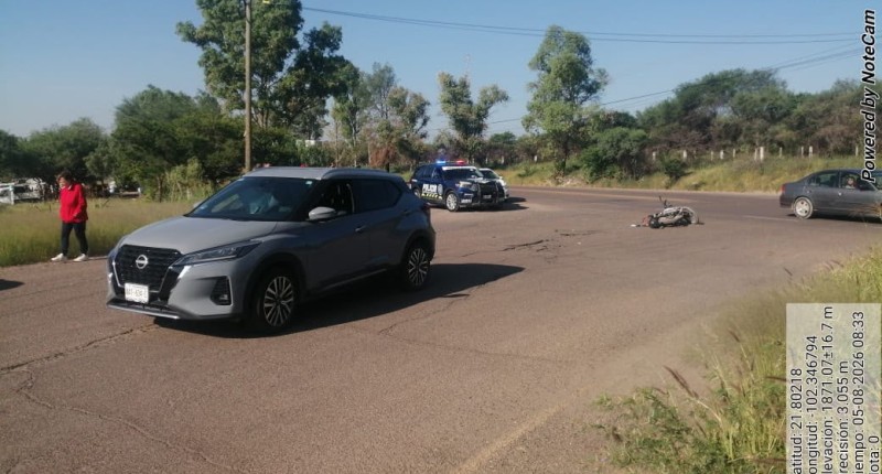 MOTOCICLISTA RESULTA GRAVEMENTE HERIDO TRAS DESIGUAL ACCIDENTE EN LA CARRETERA ESTATAL NÚMERO 42 DE AGS, A LA ALTURA DE LA COMUNIDAD TANQUE DE LOS JIMÉNEZ