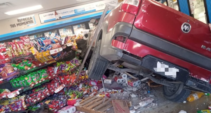 LA CAMIONETA QUE SE METIÓ AL OXXO DEL FRACC. RODOLFO LANDEROS, EN AGS,  IBA SIN CONDUCTOR Y ESTE AL TRATAR DE DETENERLA FUE ARRASTRADO 600 METROS 