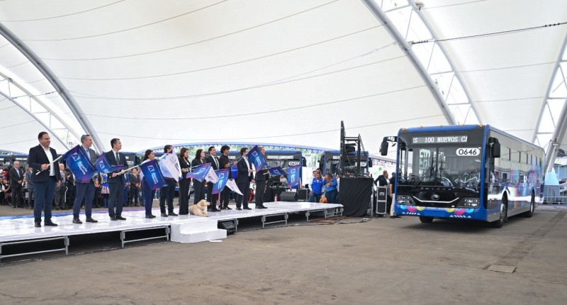 TERE JIMÉNEZ ENTREGA 100 NUEVOS CAMIONES PARA FORTALECER EL TRANSPORTE PÚBLICO DE AGUASCALIENTES 