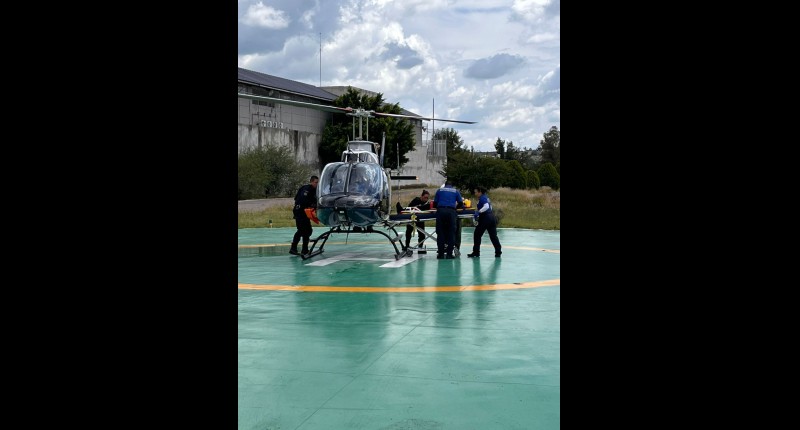 TRASLADAN EN HELICÓPTERO A MUJER LESIONADA TRAS ACCIDENTE EN LA CARRETERA FEDERAL 45 SUR