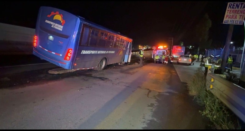 10 LESIONADOS LUEGO DE QUE CAMIÓN DE TRANSPORTE DE PERSONAL SE ESTAMPÓ CONTRA MURO DIVISORIO EN PUENTE COYOTES EN LA 45 SUR DE AGS