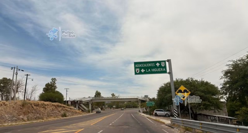 EN LA CARRETERA A JALPA, ZAC, ROBAN SUS VEHÍCULOS A MANO ARMADA A CUATRO FAMILIAS 
