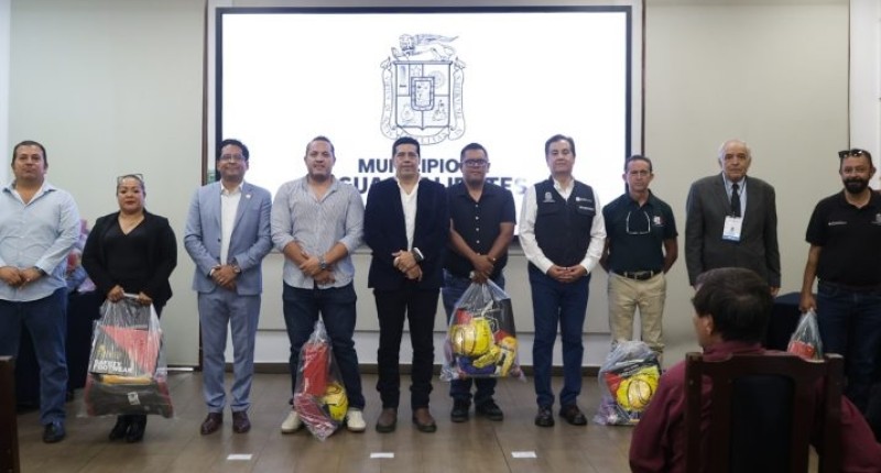 ENTREGA ALCALDE DE AGS, LEO MONTAÑEZ, EQUIPO DE SEGURIDAD A PERSONAL DE LA SECRETARÍA DE DESARROLLO URBANO