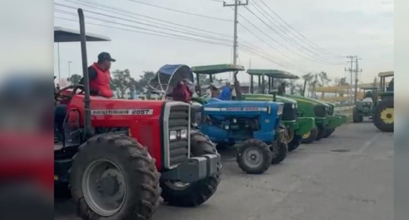 PROTESTAN PRODUCTORES AGRÍCOLAS EN CINCO CARRETERAS DE GUANAJUATO PARA EXIGIR PAGOS AL GOBIERNO