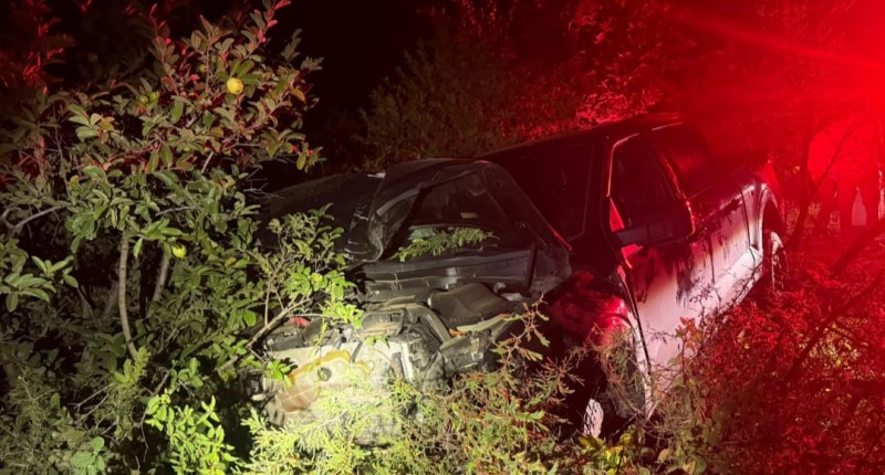 CONDUCTOR DE CAMIONETA SE SALE DE LA TERRACERÍA A LA DESTILADORA, EN CALVILLO, Y CHOCA CONTRA UN MURO Y UN PORTÓN 