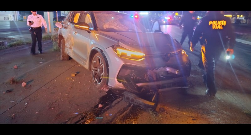 VELOZ AUTOMOVILISTA CHOCÓ CONTRA LA GUARNICIÓN, DERRIBÓ UN POSTE Y  LUEGO SE IMPACTÓ EN UN ÁRBOL  EN AVENIDA SIGLO XXI, EN AGS 