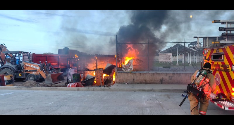SE INCENDIÓ BODEGA CON MATERIALES COMBUSTIBLES  EN LA AVENIDA HÉROE INMORTAL, EN AGS