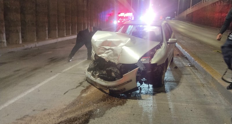 JOVEN EN ESTADO DE EBRIEDAD ESTRELLA SU VEHÍCULO EN PASO A DESNIVEL DE QUEZADA LIMÓN,EN AGS