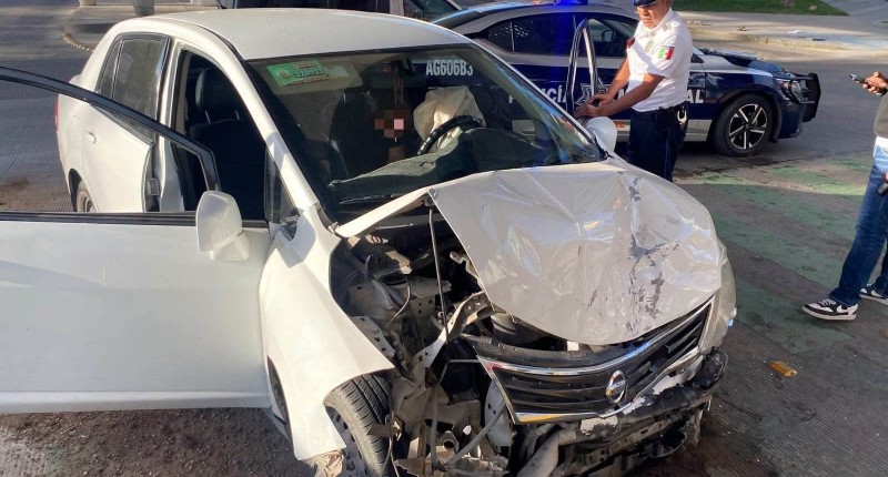 AUTOMOVILISTA PROVOCA  CHOQUE Y VOLCADURA EN EL CRUCE DE ALAMEDA Y CONVENCIÓN