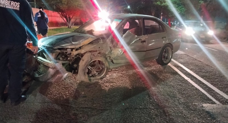 AUTOMOVILISTA EBRIO DESTROZA SU VEHÍCULO CONTRA JARDINERA EN AVENIDA TECNOLÓGICO Y QUEDA DETENIDO