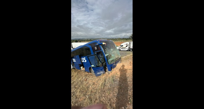 CAMIÓN DE PASAJEROS SE ACCIDENTA EN RINCÓN DE ROMOS EN LA CARRETERA FEDERAL 45 NORTE