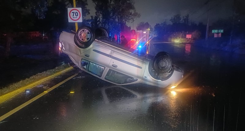 VEHÍCULO TERMINÓ VOLCADO EN BOULEVARD ADOLFO RUIZ CORTINEZ, EN AGS