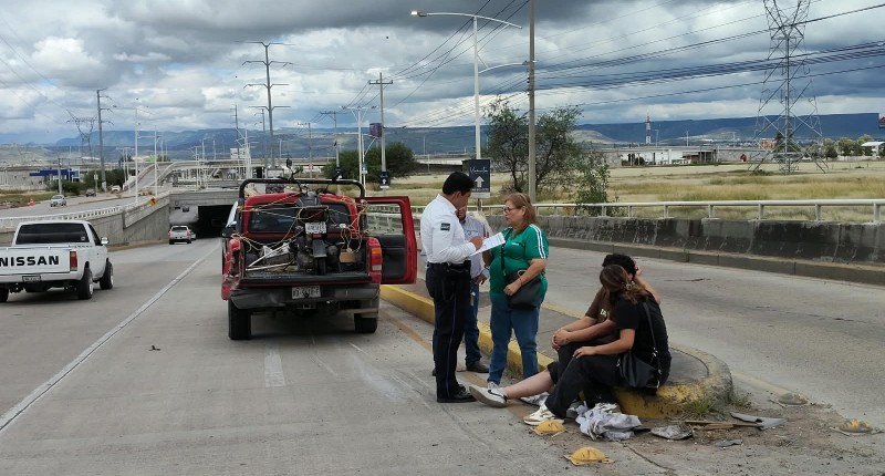 PERSONA RESULTA LESIONADA POR CAÍDA DE MOTOCICLETA EN AVENIDA SIGLO XXI CASI CRUCE CON DISTRIBUIDOR VÍA NORTE, EN AGS