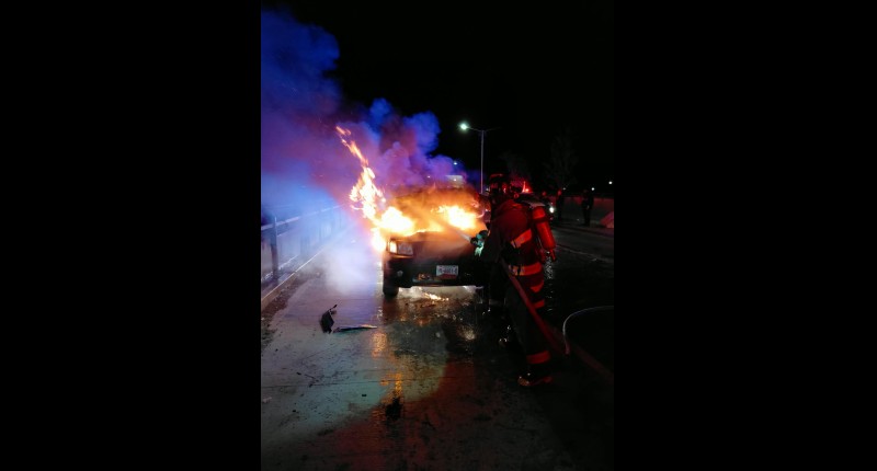 BOMBEROS MUNICIPALES DE AGS SOFOCARON INCENDIO DE UNA CAMIONETA EN FRACC. CASA BLANCA, AGS