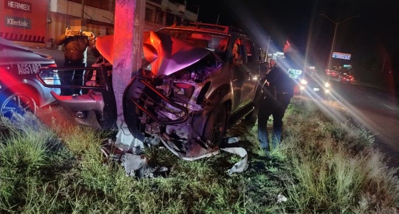 CONDUCTOR DESTROZA UNA CAMIONETA AL CHOCARLA CONTRA UNA COLUMNA METÁLICA EN EL FRACCIONAMIENTO SOLIDARIDAD I, EN AGS 
