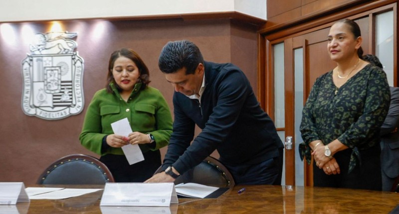 ENCABEZA LEO MONTAÑEZ FIRMA ESCRITURAS A FAVOR DEL DESARROLLO ORDENADO Y MEJOR EQUIPAMIENTO URBANO
