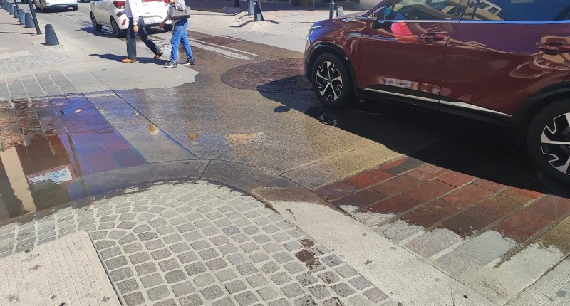 PLAZA SANTO DOMINGO EN EL CENTRO DE AGS ESTÁ DESECHANDO AGUAS NEGRAS A CIELO ABIERTO