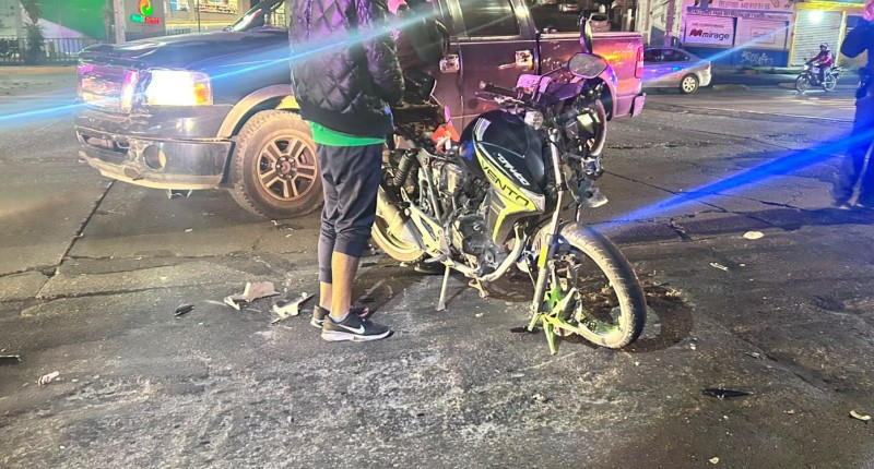 UN LESIONADO TRAS CHOQUE MÚLTIPLE REGISTRADO EN AVENIDA SIGLO XXI, EN EL FRACC. MUNICIPIO LIBRE, EN AGS