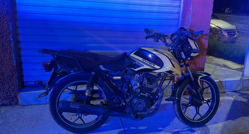 POLICÍA MUNICIPAL RECUPERA MOTOCICLETA CON REPORTE DE ROBO EN BAJÍO DE LAS PALMAS 