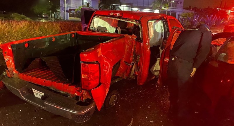 FUERTE CHOQUE FRONTAL EN SEGUNDO ANILLO, EN AGS, DEJA UN CONDUCTOR PRENSADO Y UN CONDUCTOR DETENIDO 